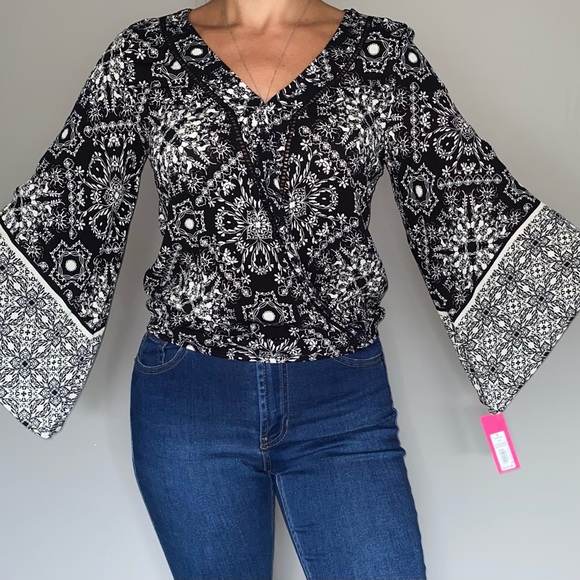 Flowy Sleeved Blouse - Picture 1 of 3